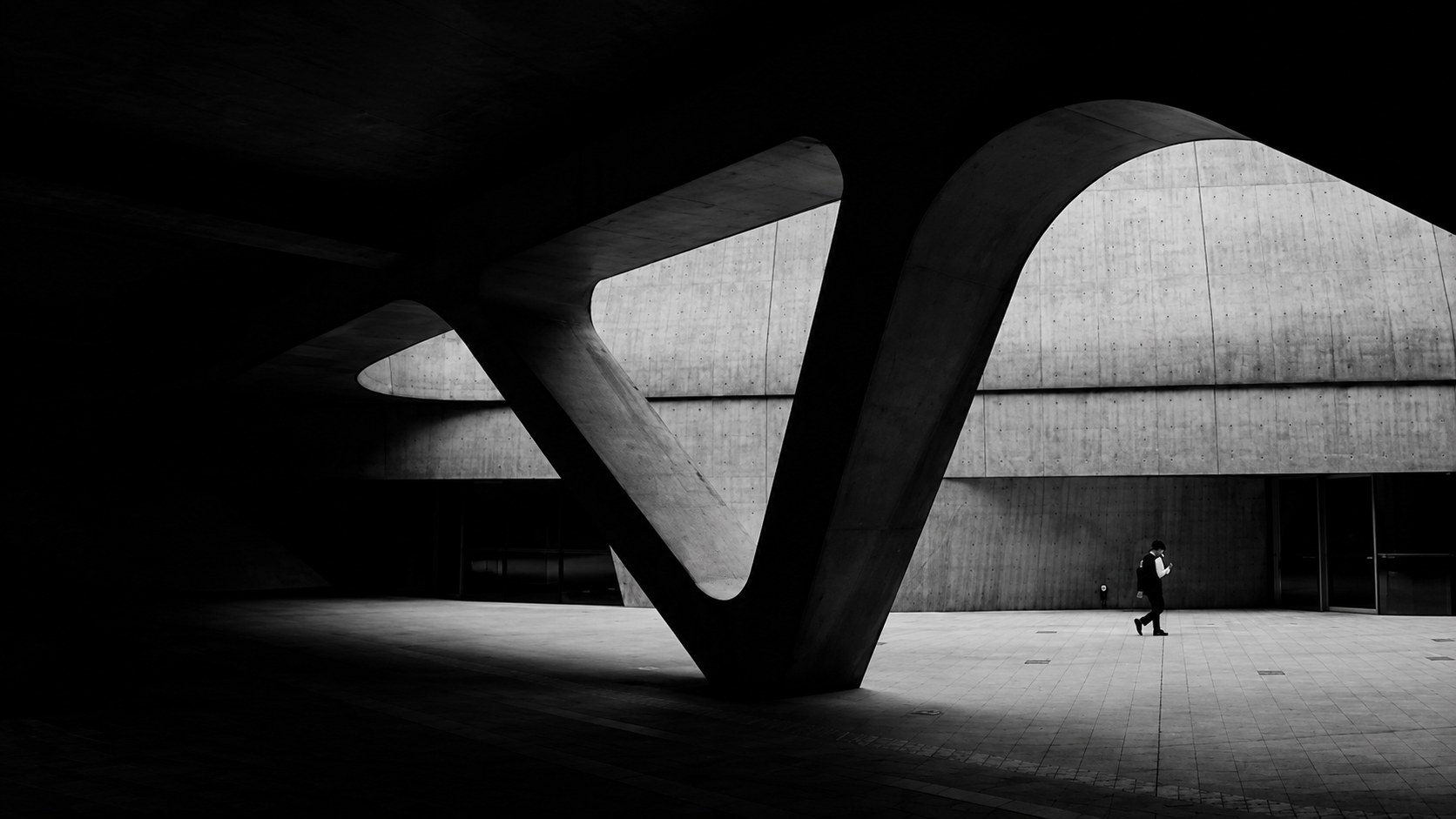 Detail of the same concrete structure, close on the curved beams